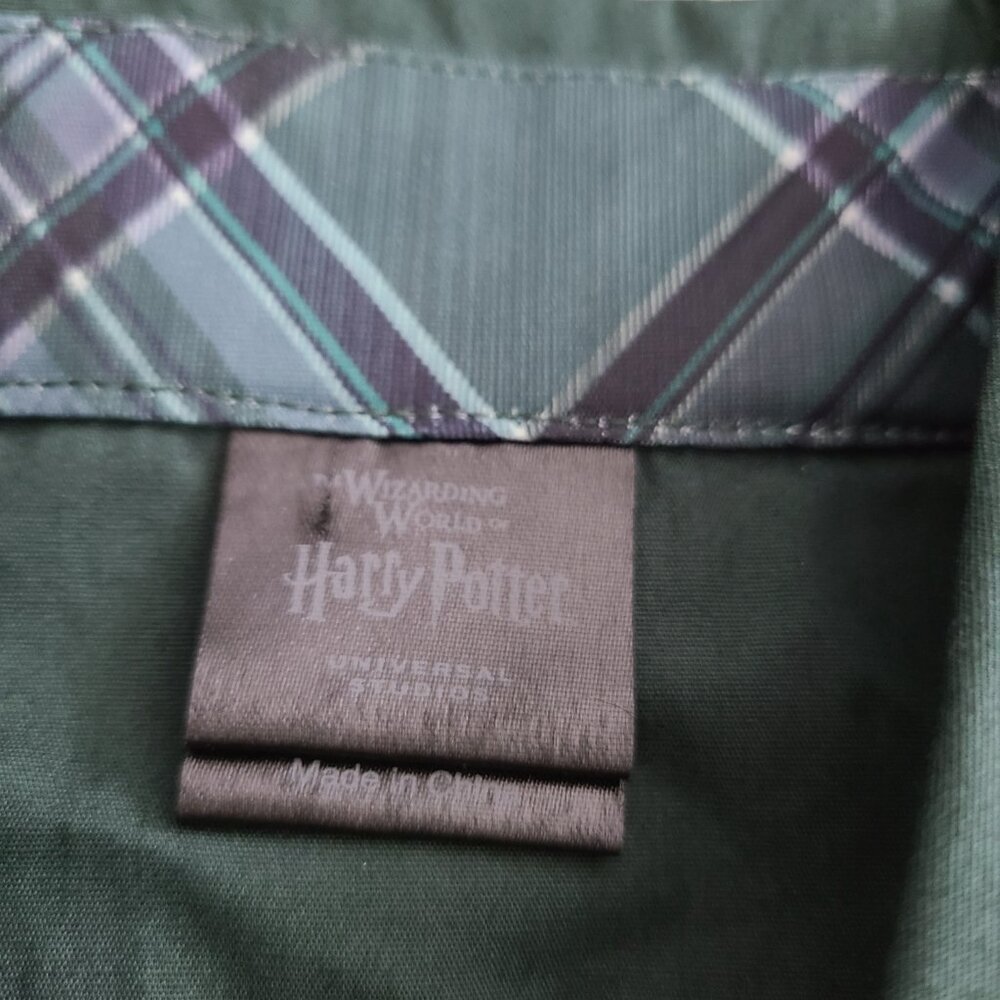 Harry Potter Hufflepuff Universal Studios Men’s Button-Up Shirt green Size M NEW - Picture 8 of 11